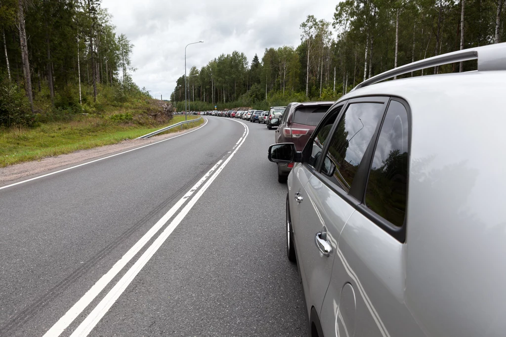 Kolejka samochodów do Finlandii na granicy rosyjsko-fińskiej, punkt kontrolny Brusnichnoe