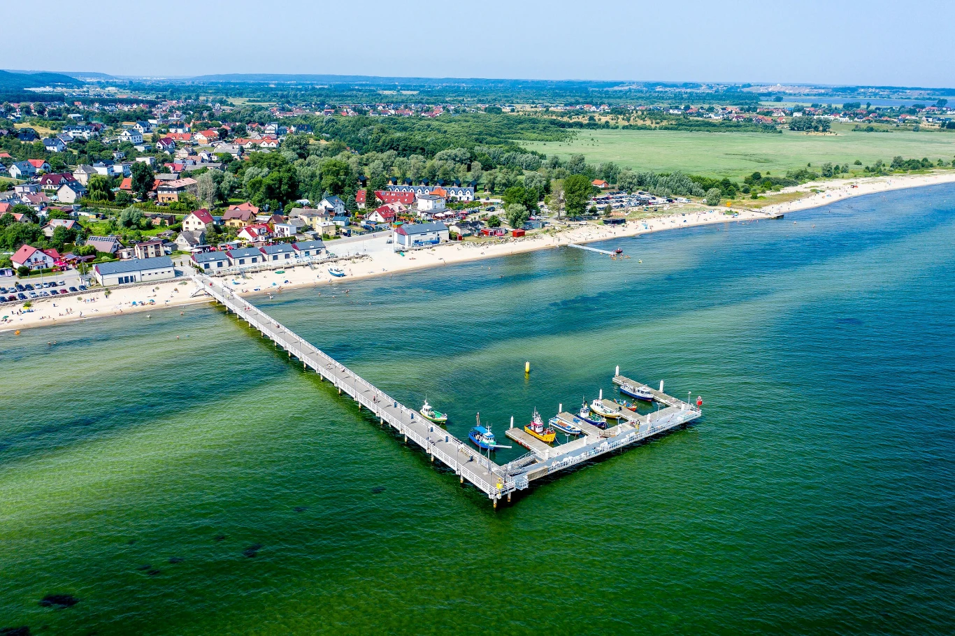 W Mechelinkach jest molo oraz niewielka przystań rybacka W Mechelinkach jest molo oraz niewielka przystań rybacka