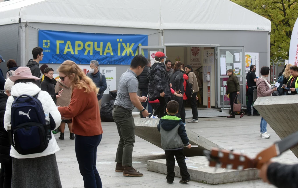 Ukraińscy uchodźcy wojenni na Placu Jeziorańskiego w Krakowie