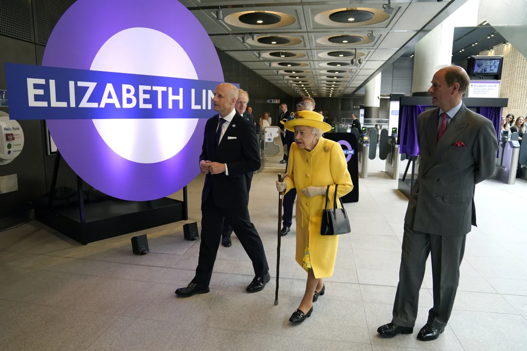 Królowa Elżbieta II na otwarciu nowej linii metra w Londynie Królowa Elżbieta II na otwarciu nowej linii metra w Londynie