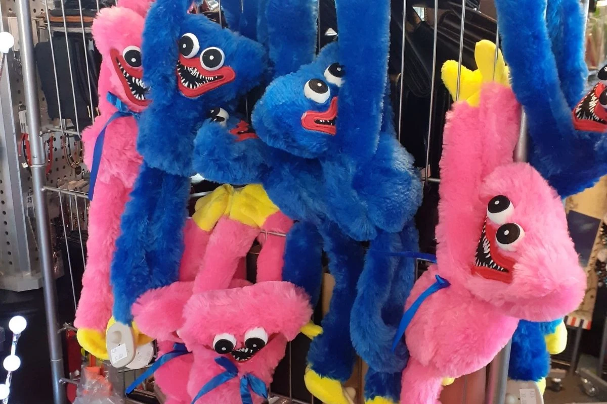 Huggy Wuggy - pluszowa maskotka, którą ostatnio polubiły dzieci. Skąd się wziął ten trend? Huggy Wuggy - pluszowa maskotka, którą ostatnio polubiły dzieci. Skąd się wziął ten trend?