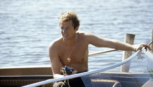 Roger Moore na planie filmu "Żyj i pozwól umrzeć"