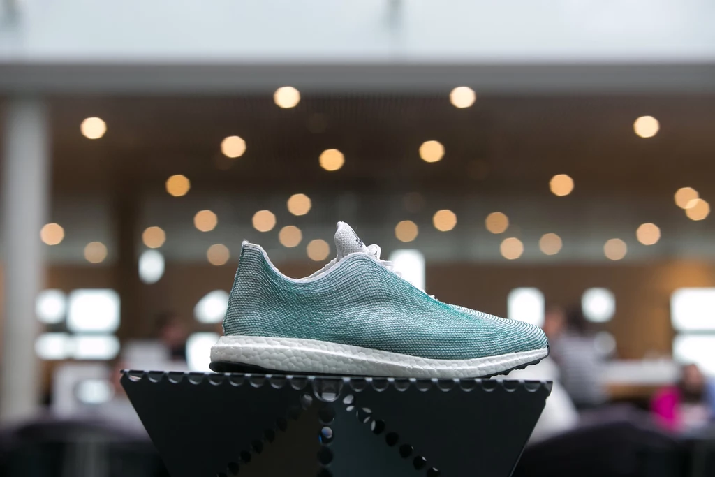 Firma Adidas we współpracy z organizacją Parley for the Oceans produkuje obuwie i odzież, wykorzystując tworzywa pochodzące np. z przetworzonych sieci rybackich i butelek