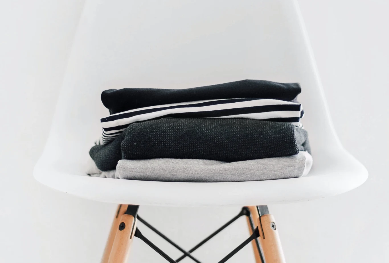 Niemal połowa Polek i Polaków w pierwszej kolejności rozważa zakup rzeczy z drugiej ręki. Wygodnym sposobem na kupowanie takich ubrań są sklepy internetowe z odzieżą używaną lub aplikacje stworzone do tego, aby kupować i sprzedawać rzeczy, których już nie chcemy mieć w swoich szafach