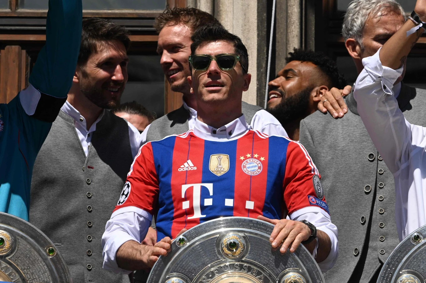 Robert Lewandowski świętujący z kolegami trofeum zdobyte przez Bayern Monachium