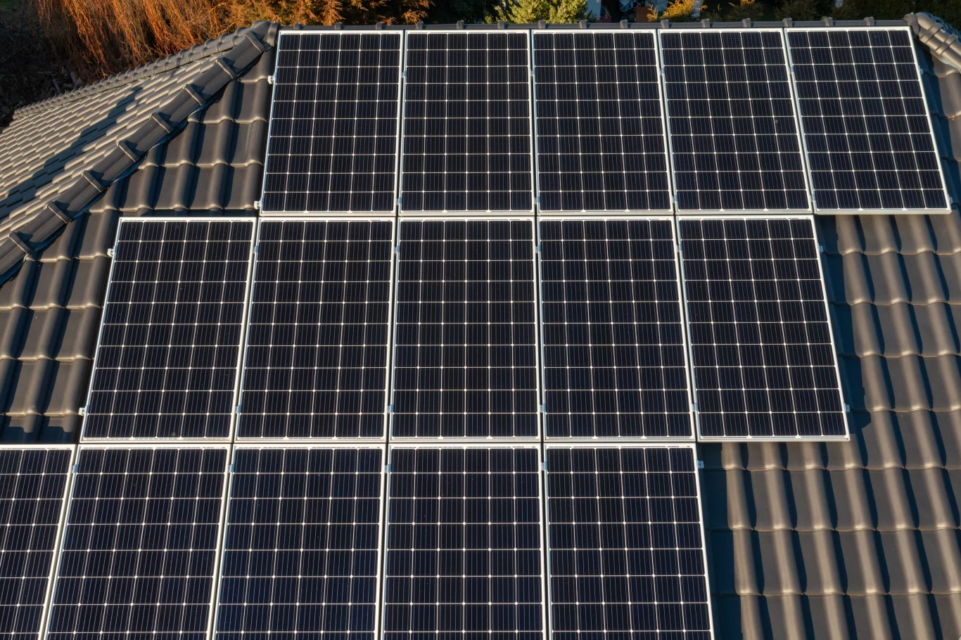 Wykorzystywanie instalacji fotowoltaicznych jest ważnym elementem idei ekologicznego nowoczesnego budownictwa.