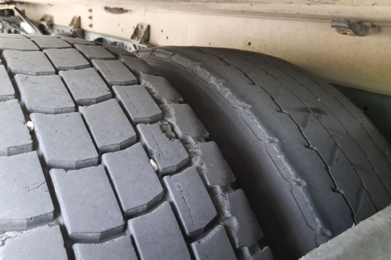 Według polskiego prawa na jednej osi powinny znajdować się opony o jednolitym bieżniku, ale jak widać na załączonym zdjęciu w tym przypadku bliźniacze koła miały założone różne modele opon