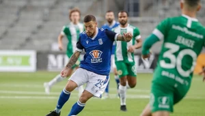 Lech Poznań podczas meczu ze szwedzkim Hammarby IF w eliminacjach Ligi Europy zagrał w koszulkach, na których froncie, reklamę bukmachera STS zastąpiło logo fundacji z nim związanej. Wtedy wynikało to z zapisów szwedzkiego prawa. Na zdjęciu: Pedro Tiba, który odchodzi z Lecha Poznań