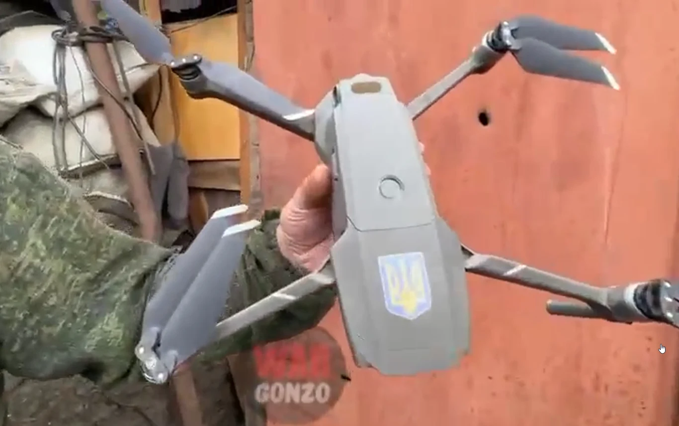 Internauci nie wierzą, że bezzałogowiec z filmu rzeczywiście został unieruchomiony przez rosyjskiego "poskramiacza dronów" Internauci nie wierzą, że bezzałogowiec z filmu rzeczywiście został unieruchomiony przez rosyjskiego "poskramiacza dronów"