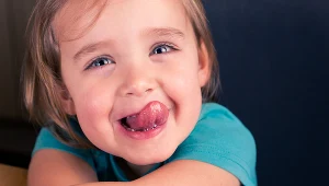 Krótkie wędzidełko języka ogranicza ruchy tego narządu, np. unoszenie czy poruszanie się na boki