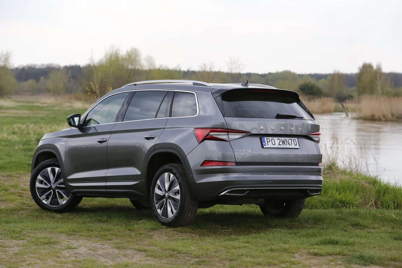 Kodiaq to sporej wielkości auto o długości blisko 4,7 metra i szerokości ponad 2 metrów. W wersji Laurin & Klement przyciemniane tylne szyby to standard