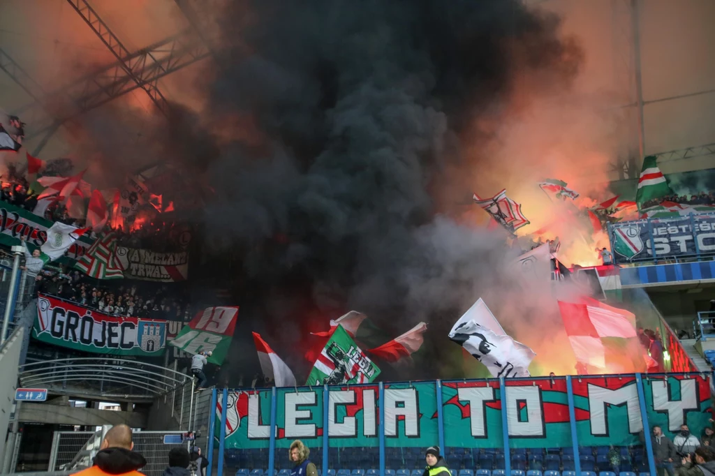 Kibice Legii Warszawa potrafią zaakcentować swoją obecność na trybunach Kibice Legii Warszawa potrafią zaakcentować swoją obecność na trybunach