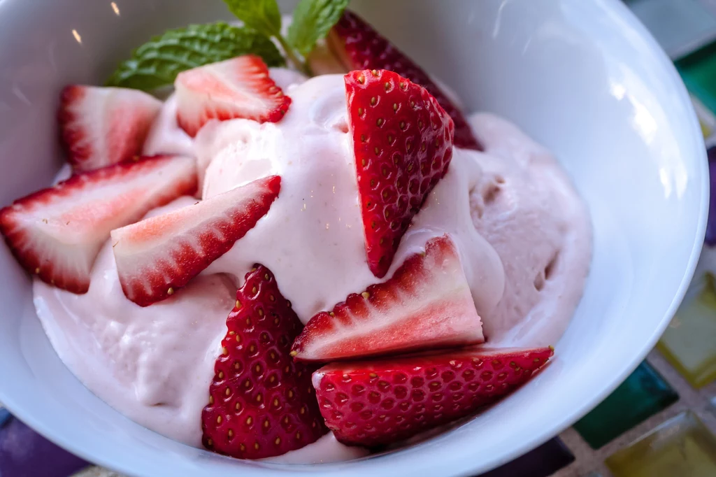 Domowe lody truskawkowe to pyszny i orzeźwiający deser dla całej rodziny 
