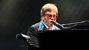 Elton John będzie bohaterem nowego filmu dokumentalnego od Disney+