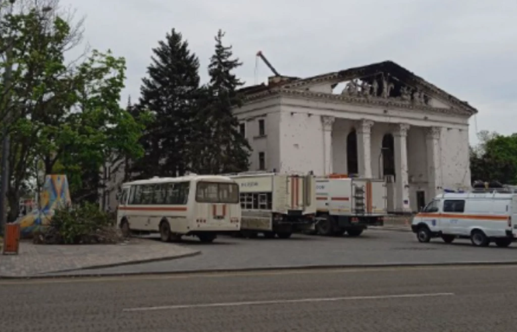 Z Mariupola wywożone są ciała cywilów Z Mariupola wywożone są ciała cywilów