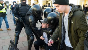 Rosyjscy policjanci rozpędzali antywojenne demonstracje