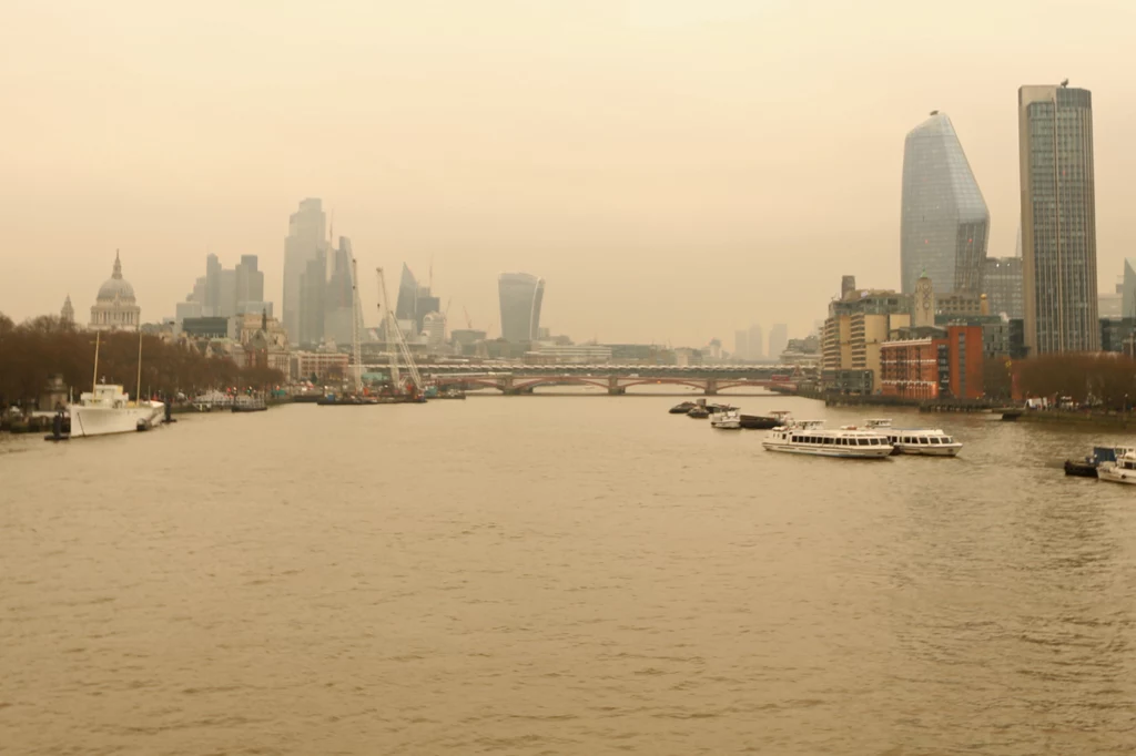 Chmura pyłu saharyjskiego widziana z mostu Waterloo w Londynie w marcu 2022 roku