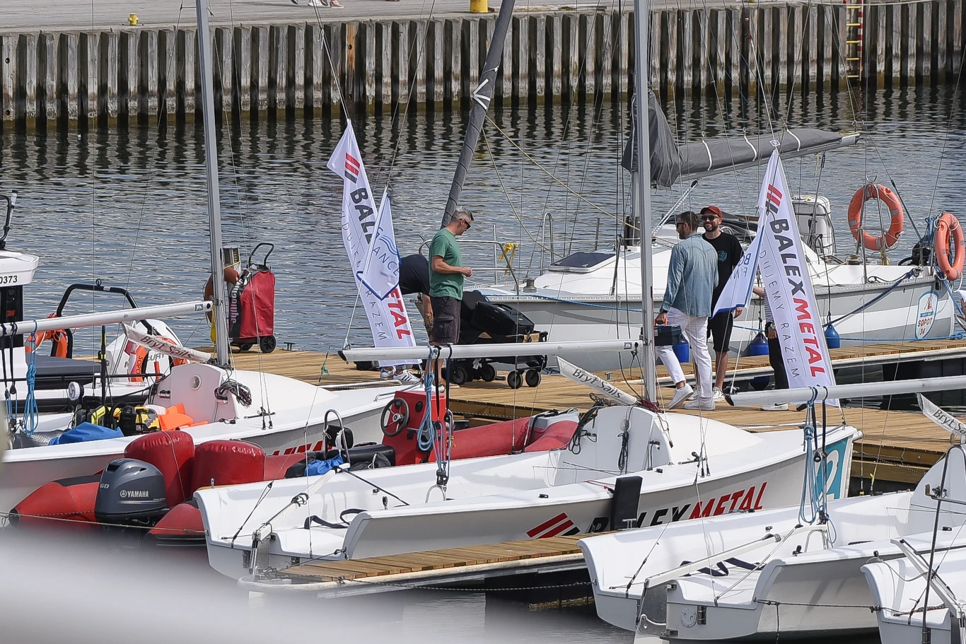 Karolina Gilon i Maciej Dowbor ze znajomymi wybrali sie na łódkę w Sopocie Karolina Gilon i Maciej Dowbor ze znajomymi wybrali sie na łódkę w Sopocie