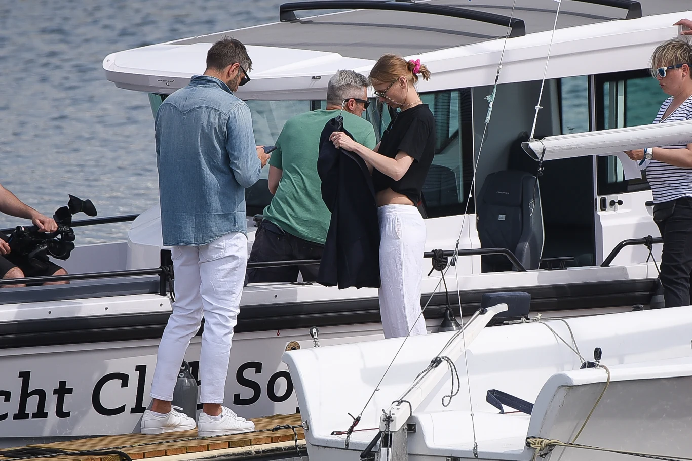 Karolina Gilon i Maciej Dowbor ze znajomymi wybrali sie na łódkę w Sopocie Karolina Gilon i Maciej Dowbor ze znajomymi wybrali sie na łódkę w Sopocie