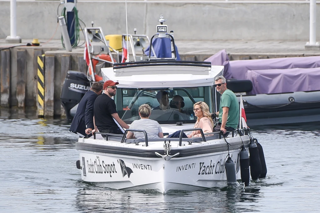 Karolina Gilon i Maciej Dowbor ze znajomymi wybrali sie na łódkę w Sopocie Karolina Gilon i Maciej Dowbor ze znajomymi wybrali sie na łódkę w Sopocie