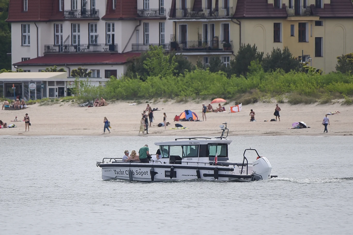 Karolina Gilon i Maciej Dowbor ze znajomymi wybrali sie na łódkę w Sopocie Karolina Gilon i Maciej Dowbor ze znajomymi wybrali sie na łódkę w Sopocie