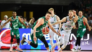 Zawodnik Śląska Wrocław Kodi Justice (z prawej) i Jure Skific (z lewej) z Legii Warszawa