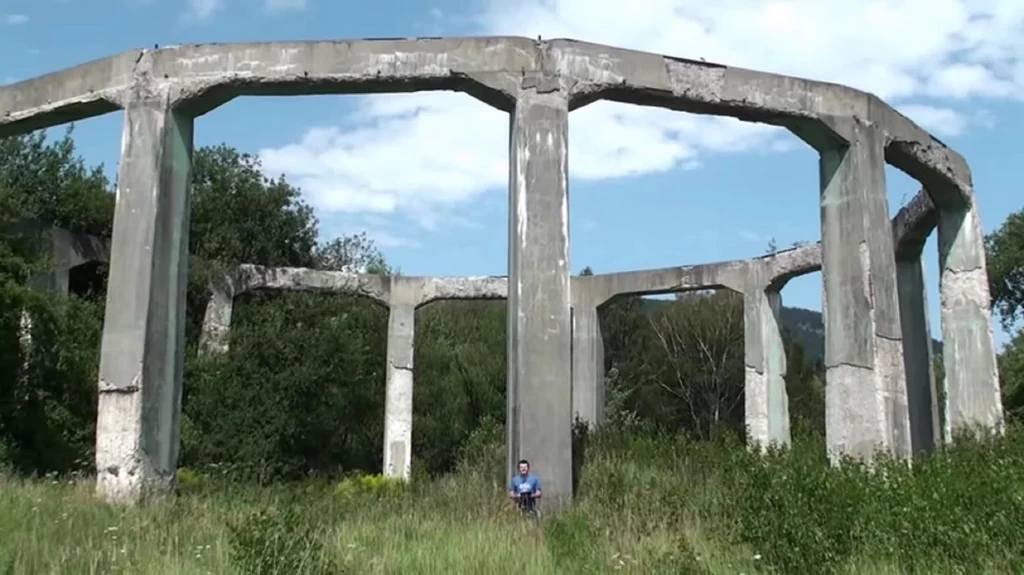 Gigantyczny krąg z betonu i stali w Ludwikowicach Kłodzkich to jedna z największych zagadek kompleksu "Riese" na Dolnym Śląsku