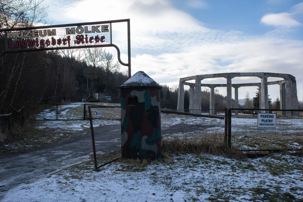 Dziwna konstrukcja zwana "nazistowskim Stonehenge" znajduje się obecnie na terenie muzeum kompleksu Riese w Ludwikowicach Kłodzkich