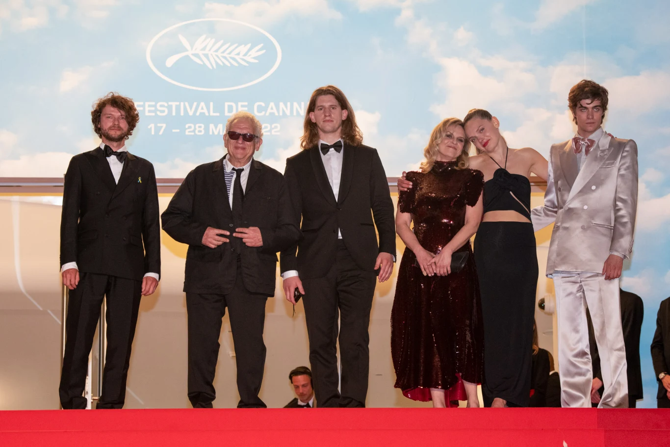 Tymczasem Peter Debruge ("Variety") stwierdził, że praktycznie każda scena "IO" obnaża, "jak złymi kustoszami świata są ludzie". "Są tu brutalni anarchiści, surowi przemytnicy i okrutni hodowcy lisich futer. Reżyser podejmuje ryzyko, ale czasami trudno zorientować się, co się dzieje albo jak biedny osiołek przeszedł z jednej sceny do drugiej" - ocenił.