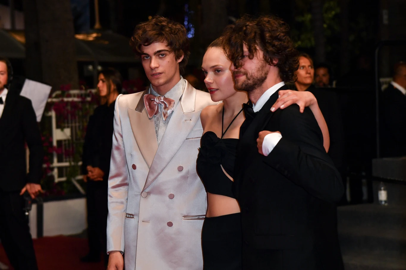 W sieci pojawiły się już pierwsze recenzje "IO". Jonathan Romney ("Screen Daily") przypomniał, że "IO" to hołd dla francuskiego mistrza Roberta Bressona i jego filmu "Na los szczęścia, Baltazarze!", ale tak naprawdę obie te opowieści "łączy jedynie postać głównego bohatera", którego perypetie polski reżyser potraktował "z wizjonerskim rozmachem kontrastującym z surowością Bressona".