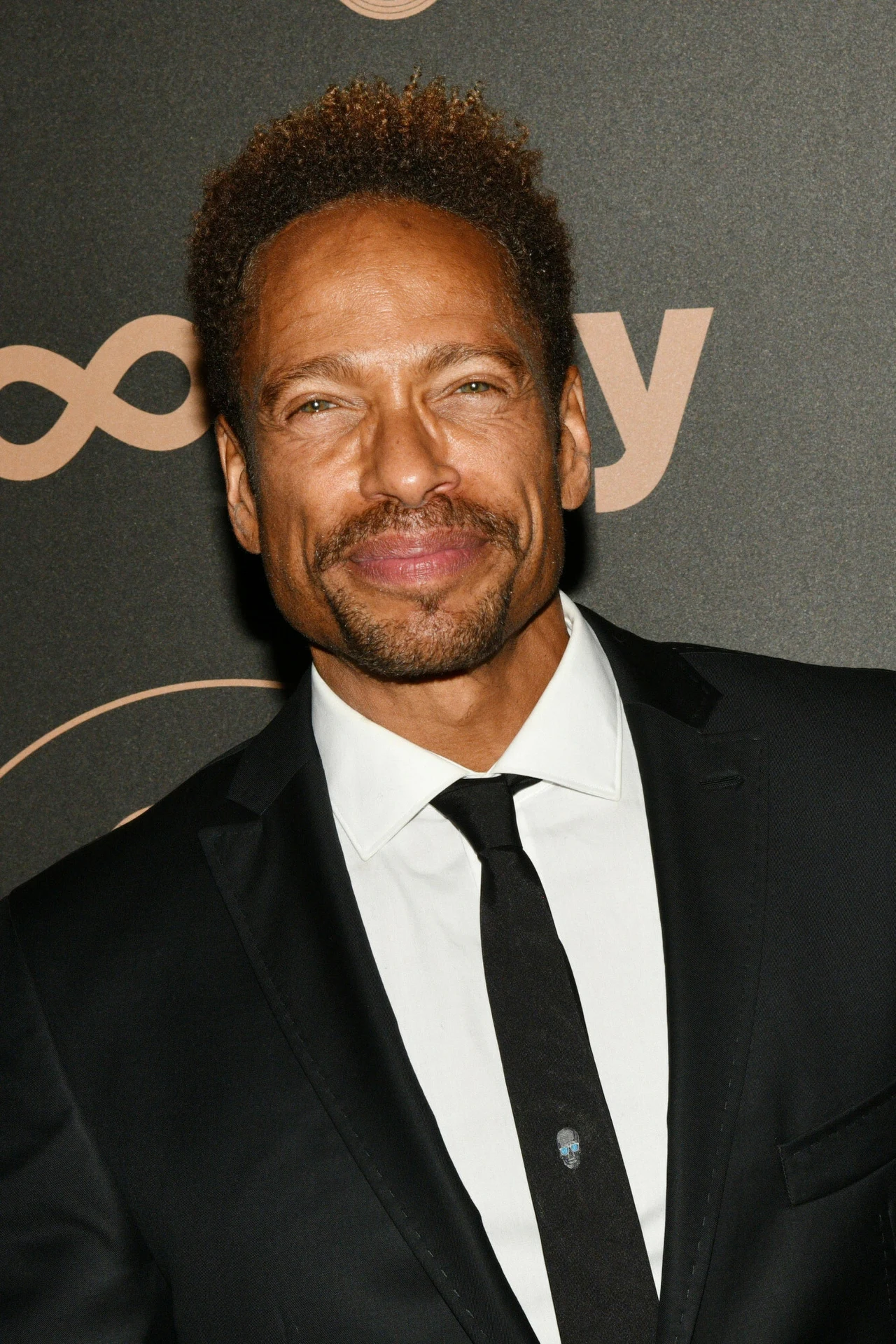 Gary Dourdan jak większość mężczyzn, przybył na uroczystość w klasycznym garniturze Gary Dourdan jak większość mężczyzn, przybył na uroczystość w klasycznym garniturze