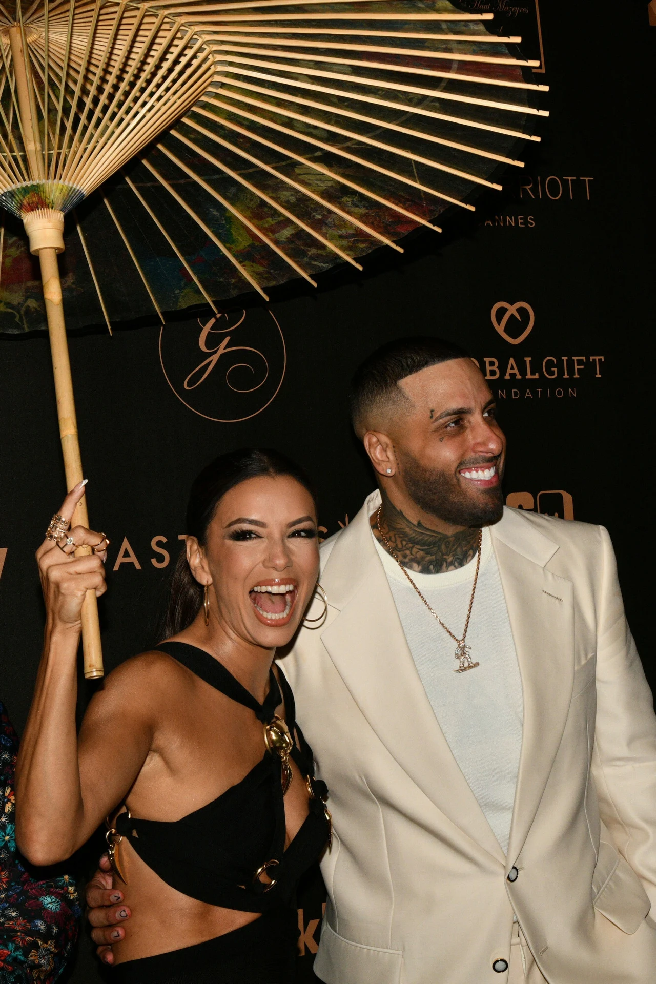 Eva Longoria i Nicky Jam na gali zjawili się z rekwizytem. Aktorka w ręku trzymała słomkową parasolkę! Eva Longoria i Nicky Jam na gali zjawili się z rekwizytem. Aktorka w ręku trzymała słomkową parasolkę!