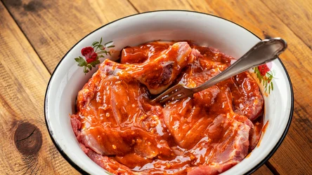 ​Ten przepis na marynatę do karkówki mam od znajomego kucharza. Zapomnij o suchym mięsie z grilla