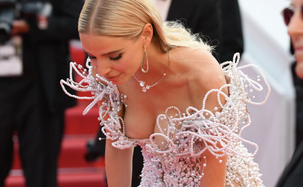 Leonie Hanne zaliczyła wpadkę na czerwonym dywanie w Cannes Leonie Hanne zaliczyła wpadkę na czerwonym dywanie w Cannes