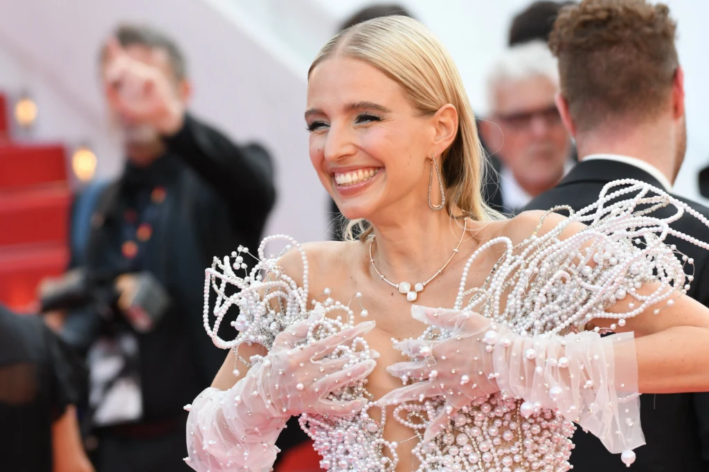 Leonie Hanne poprawia suknię Leonie Hanne poprawia suknię