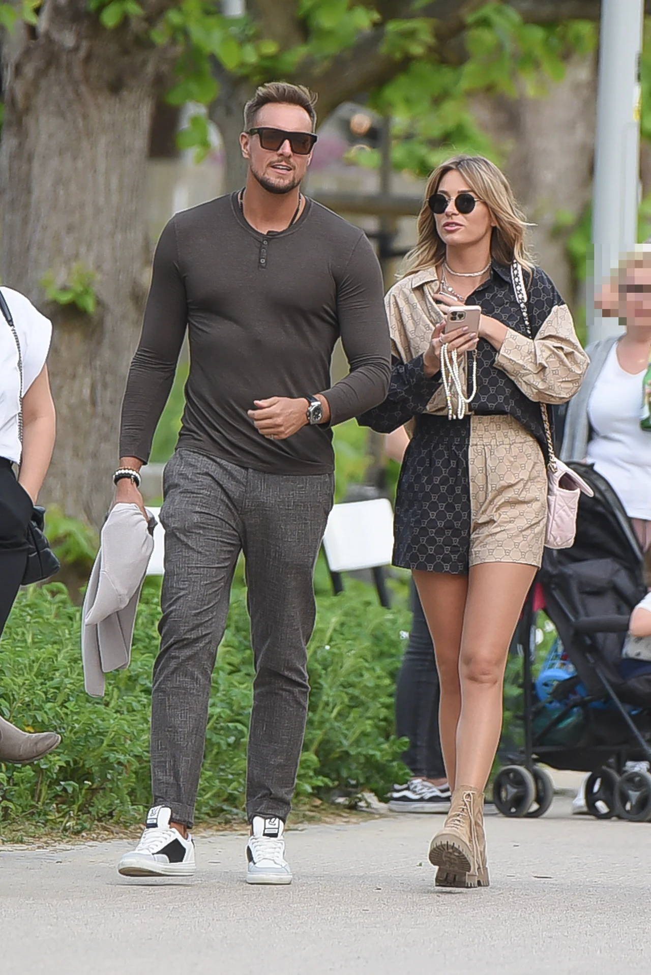 W trakcie spaceru Marcelina Zawadzka przebrała się w inną stylizację W trakcie spaceru Marcelina Zawadzka przebrała się w inną stylizację