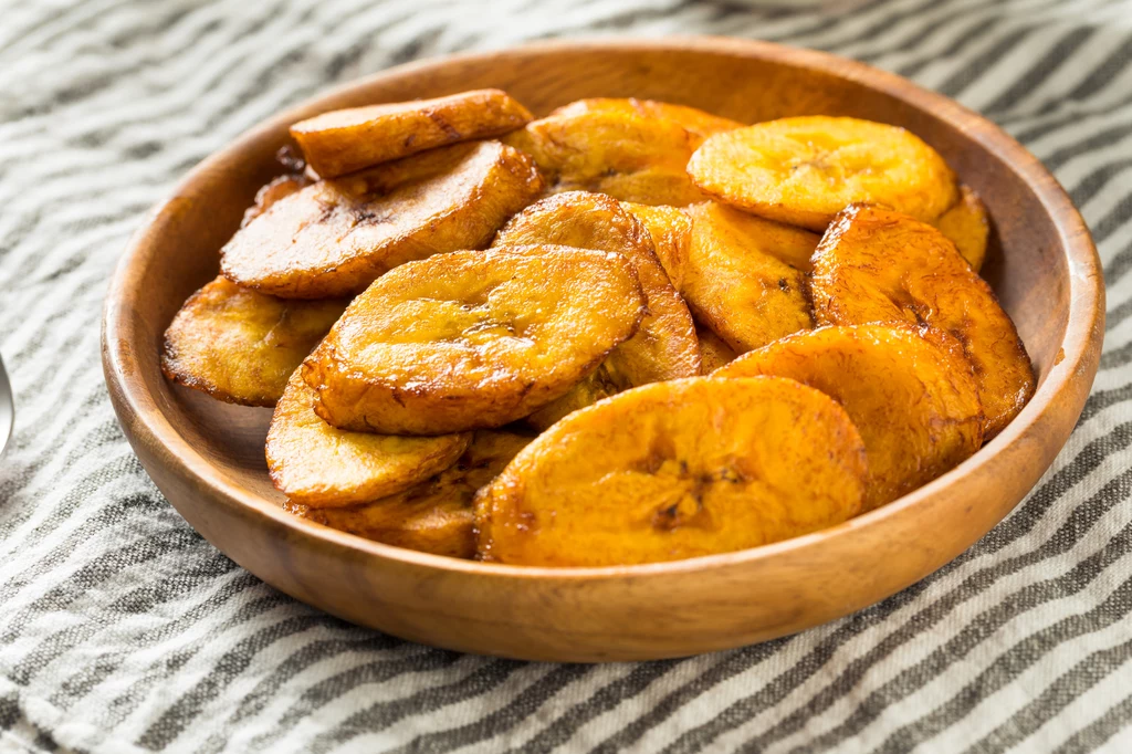 Tostones, czyli smażone plasterki banana, to przekąska lubiania w Ameryce Łacińskiej 