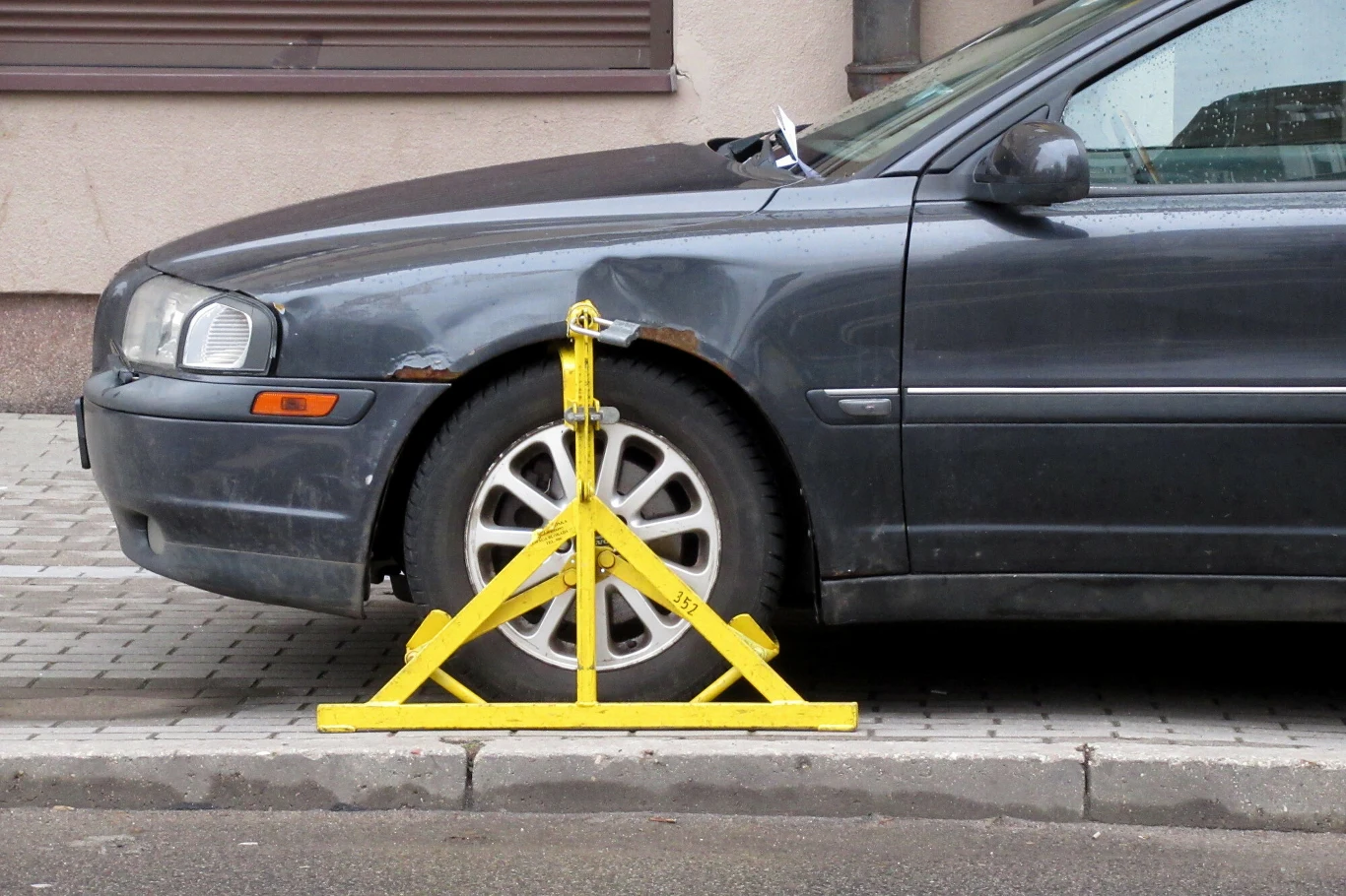 Za złe parkowanie grozi nie tylko mandat. Na koło może też być nałożona blokada. Auto można też odholować. Za złe parkowanie grozi nie tylko mandat. Na koło może też być nałożona blokada. Auto można też odholować.