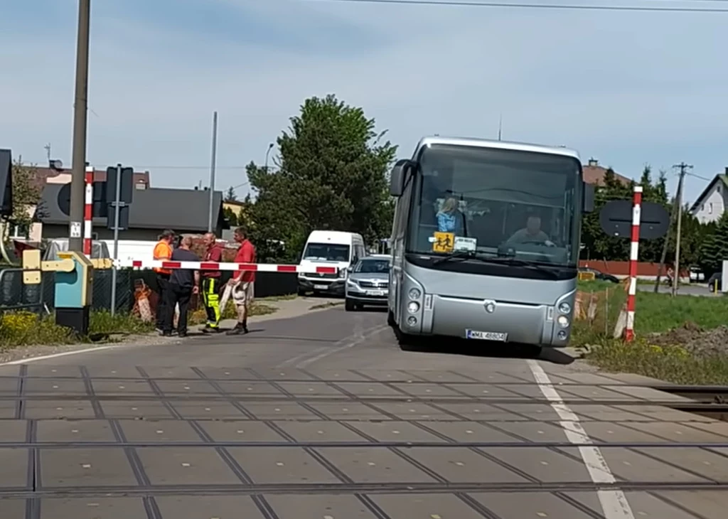 Kierowca autobusu wjechał na przejazd omijając zamknięte półzapory