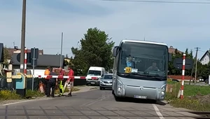 Kierowca autobusu wjechał na przejazd omijając zamknięte półzapory