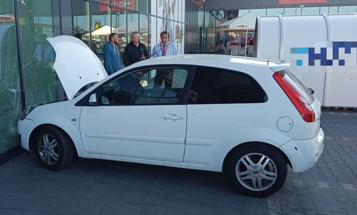 Pomyliła pedał hamulca z pedałem gazu / KPP w Jędrzejowie Pomyliła pedał hamulca z pedałem gazu / KPP w Jędrzejowie