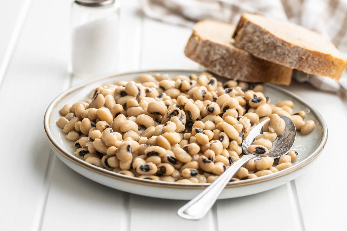 Jedz strączki i pełne ziarno, a wstydliwe problemy znikną. Dla jelit nie ma nic lepszego