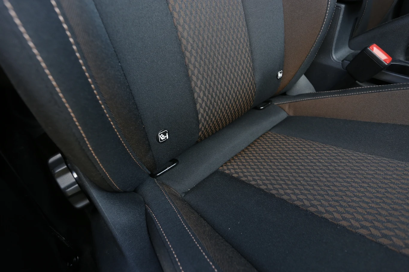 Mocowanie Isofix na przednim fotelu obok kierowcy to naprawdę piękny ukłon w stronę młodych rodziców. Tym bardziej, że to element fabryczny, który nie wymaga dopłaty