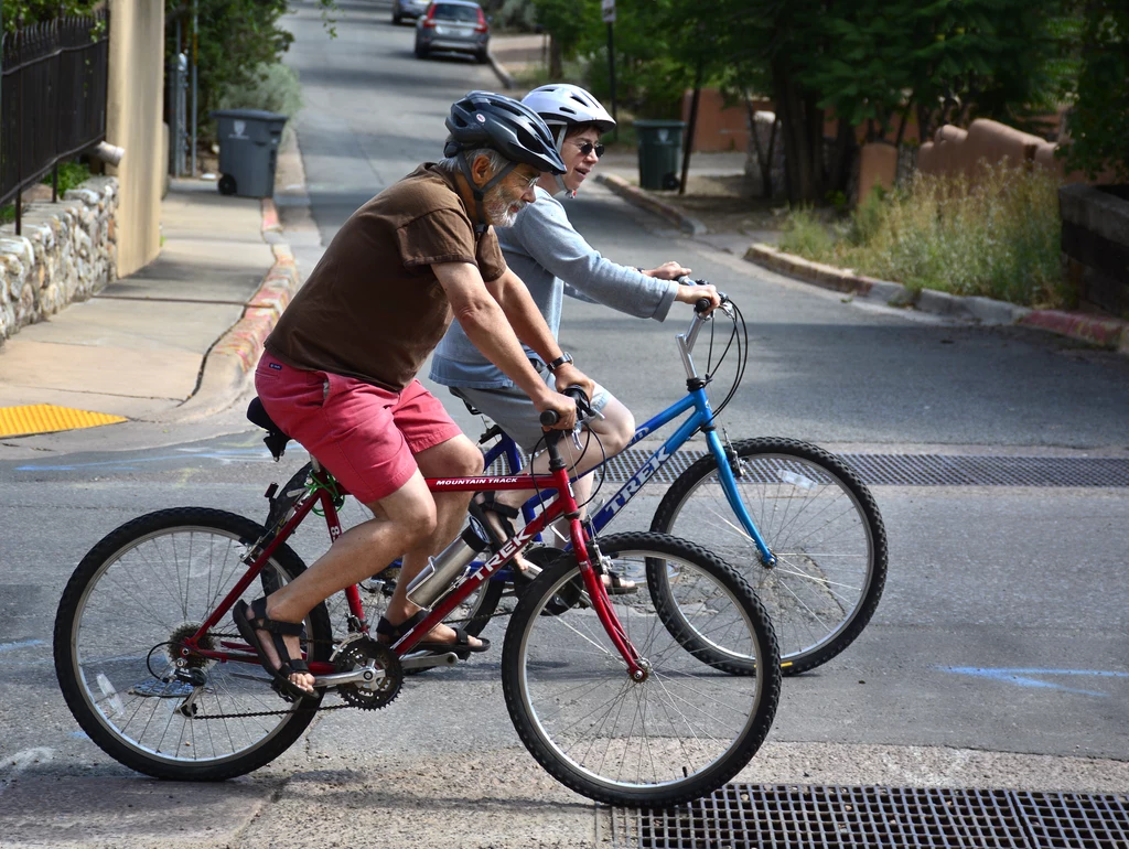 Badania przeprowadzone po wprowadzeniu obowiązku noszenia kasków rowerowych w Australii wykazały, że tego typu przepisy zniechęcają rowerzystów do jazdy