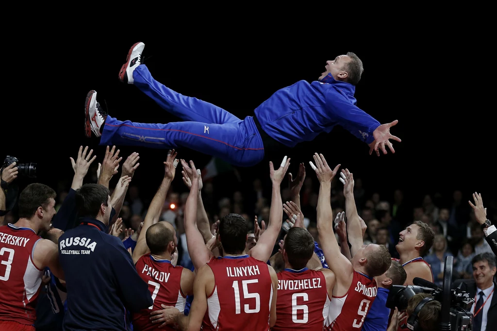 Andriej Woronkow podrzucany przez siatkarzy - zdjęcie z 2013 roku