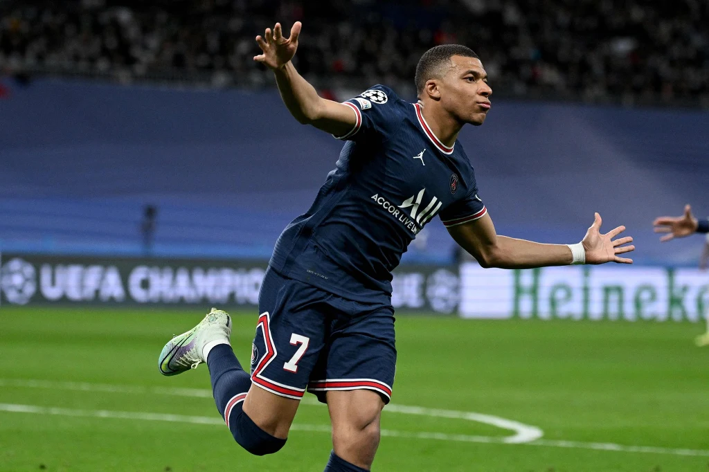 Kylian Mbappe w barwach PSG Kylian Mbappe w barwach PSG