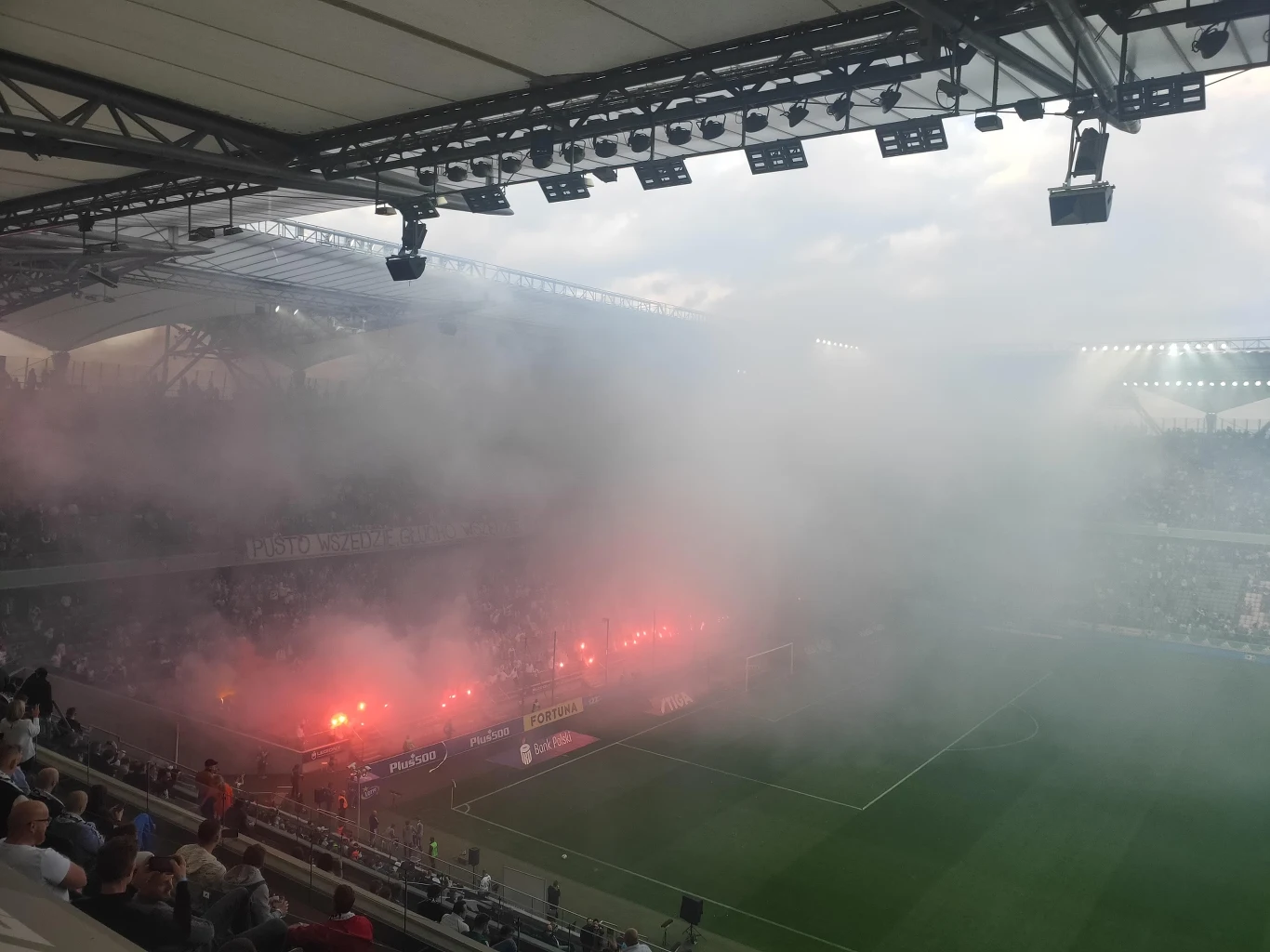 Kibice Legii odpalili środki pirotechniczne Kibice Legii odpalili środki pirotechniczne