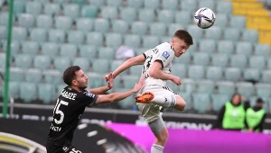 MAciej Rosołek (Legia) walczy z Otarem Kakabadze (Cracovia)