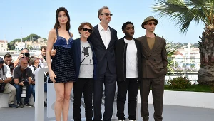 James Gray (w środku) i gwiazdy "Armageddon Time" na festiwalu w Cannes
