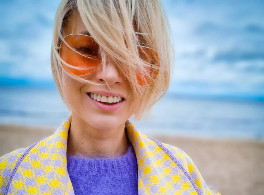 Katarzyna Zdanowicz w kolorowej stylizacji na sopockiej plaży